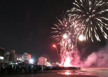 Una multitud de turistas y todo Monte Hermoso le dio un marco imponente a la llegada del 2026 en la playa