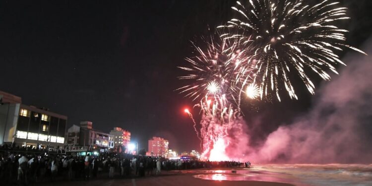 Una multitud de turistas y todo Monte Hermoso le dio un marco imponente a la llegada del 2026 en la playa