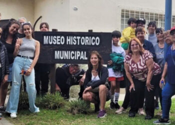 Las visitas guiadas a la ciudad y al sitio arqueológico que organizan los museos municipales vuelven a suscitar el interés de los veraneantes