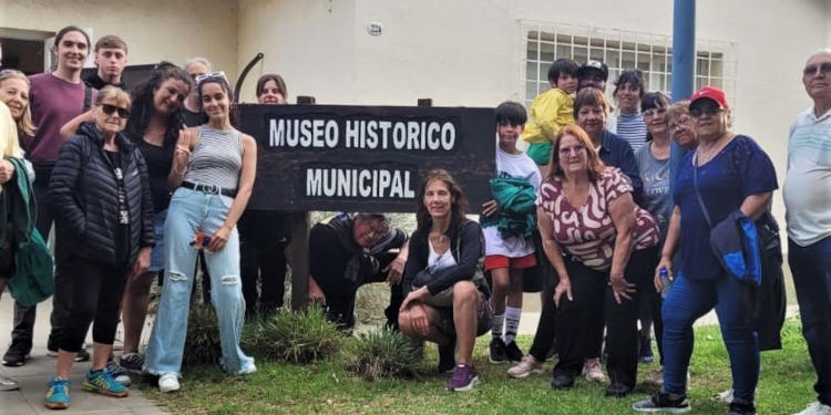 Las visitas guiadas a la ciudad y al sitio arqueológico que organizan los museos municipales vuelven a suscitar el interés de los veraneantes