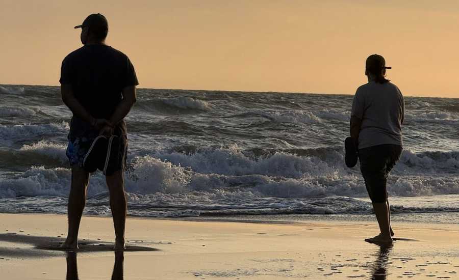 Atardecer en la playa Mirando el mar