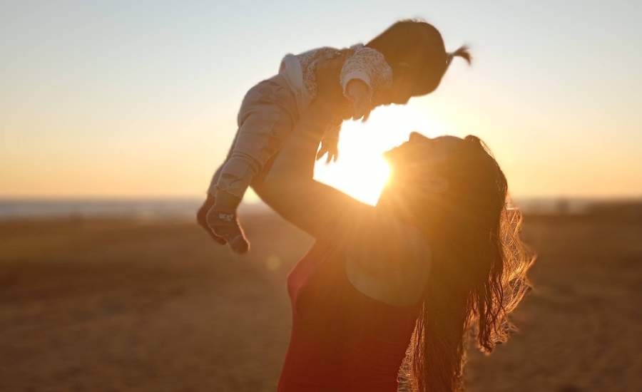 Mamá con su bebé en la playa