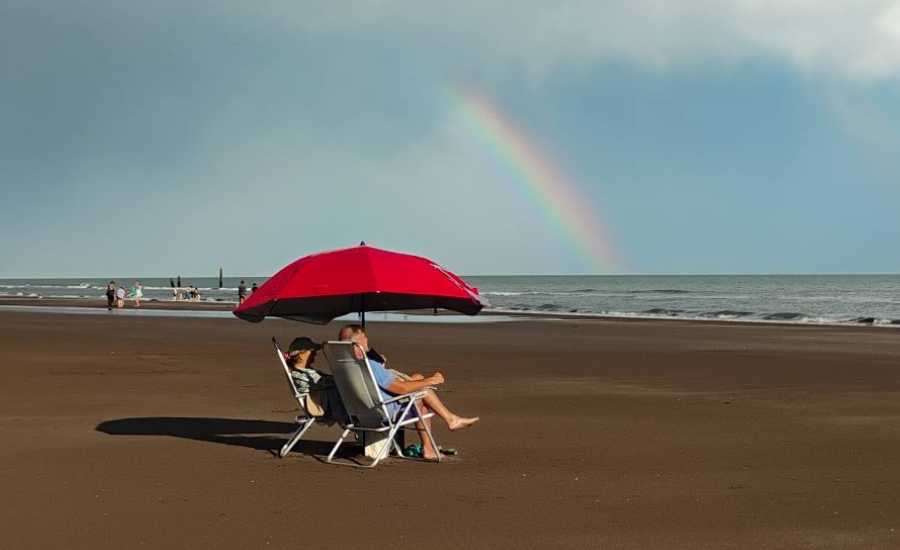 Sentados en la playa Sentados en la playa