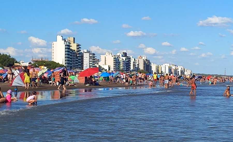 Playa con marea alta Playa con marea alta