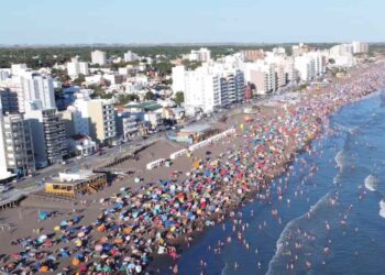 Playa repleta durante el feriado de Carnaval