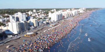 Playa repleta durante el feriado de Carnaval