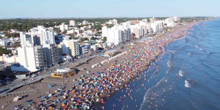 Playa repleta durante el feriado de Carnaval