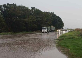 Agua acumulada en acceso a Dorrego
