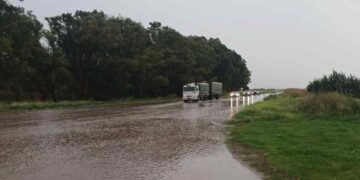 Agua acumulada en acceso a Dorrego
