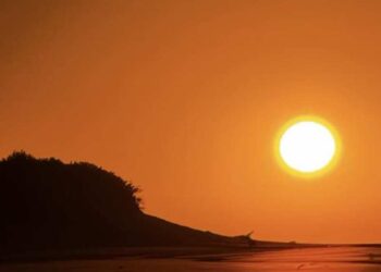 Amanecer sobre el mar anticipa el otoño