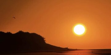 Amanecer sobre el mar anticipa el otoño