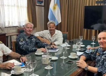 Arranz con autoridades del Servicio de Hidrografía Naval