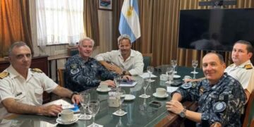 Arranz con autoridades del Servicio de Hidrografía Naval