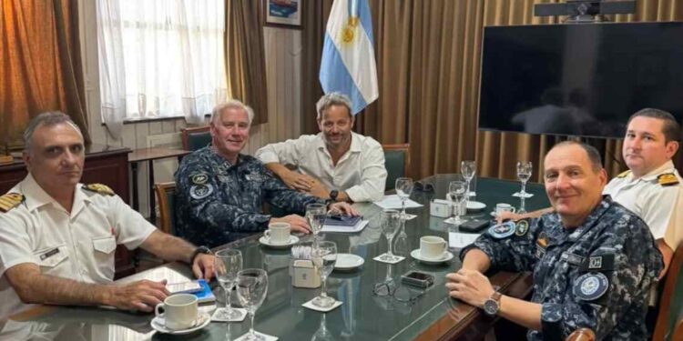 Arranz con autoridades del Servicio de Hidrografía Naval