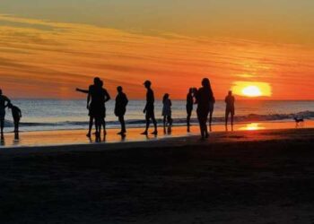 Atardecer en la playa en febrero
