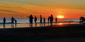 Atardecer en la playa en febrero