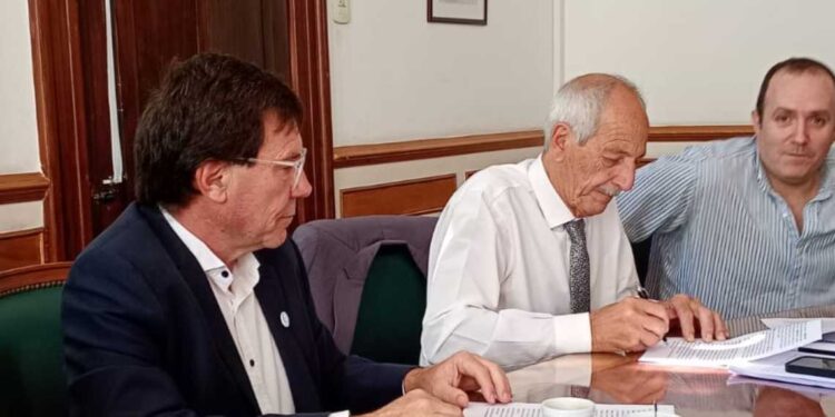 Chalde firma convenio por viviendas en Dorrego