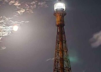 Faro Recalada iluminando la noche