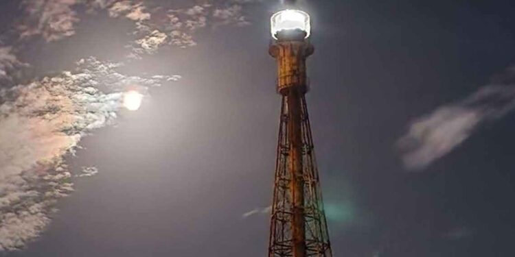 Faro Recalada iluminando la noche