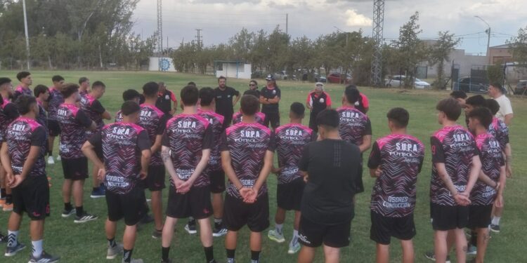 Horacio Azzolini, DT del SUPA: “Se armó un gran equipo, que va a competir por ser el mejor de la Liga”  El Rosa del puerto está listo para el debut en el torneo oficial del fútbol dorreguense, aunque no podrá actuar de local en su estadio porque no fue habilitado por la APreViDe. El partido programado para este domingo, ante Atlético Monte Hermoso, pasó para el lunes en el Polideportivo municipal