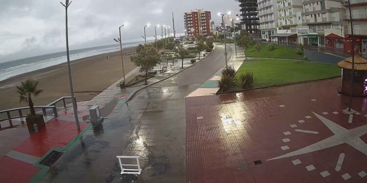 Piden circular con precaución por agua acumulada