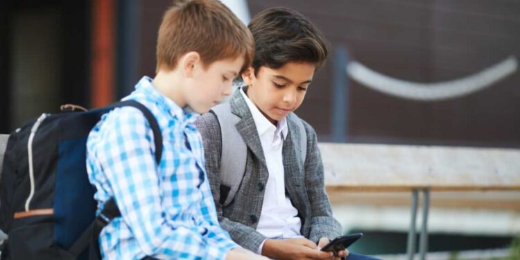 Problemas posturales en los chicos por el uso excesivo de pantallas
