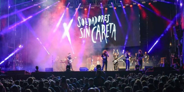 Soldados sin careta en la Fiesta Nacional del Camarón y el Langostino