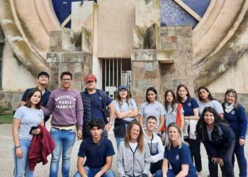 Estudiantes de la Escuela Técnica 1 en la entrada del cementerio de Saldungaray