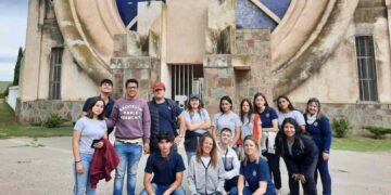Estudiantes de la Escuela Técnica 1 en la entrada del cementerio de Saldungaray