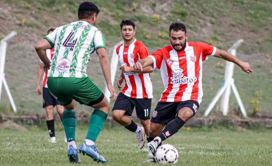 Franco Ortiz maniobra frente a la atenta marca de la defensa de Villa Rosa Franco Ortiz maniobra frente a la atenta marca de la defensa de Villa Rosa