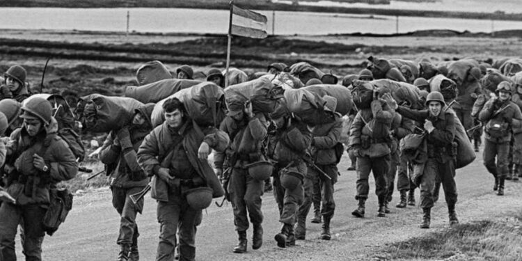 El dilema de Malvinas. ¿Sobrevivientes o generadores de identidad?  Un recorrido desde la literatura, el cine y la musica para repensar su significado