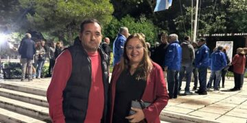 Victorio Dupuy y Silvia Manzo en el monumento a Malvinas