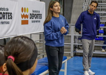 Maitena Vázquez compartió una charla abierta sobre básquet en el Polideportivo Municipal
