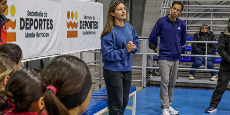Maitena Vázquez compartió una charla abierta sobre básquet en el Polideportivo Municipal