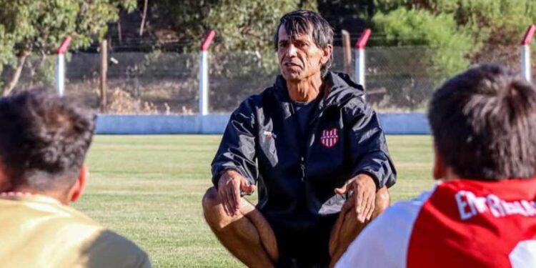 Martín Sangronis DT de Atlético Monte Hermoso