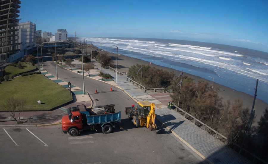 Tareas de limpieza tras la sudestada en Monte Hermoso