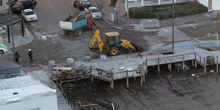 Tareas de limpieza y reconstrucción tras el temporal en Monte Hermoso