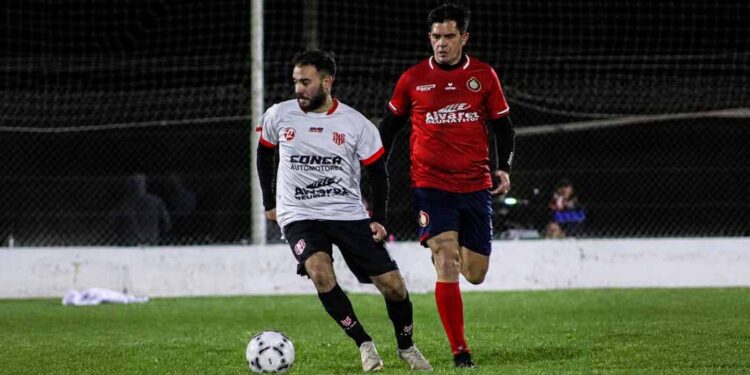 Atlético Monte Hermoso inauguró las luces del 15 de Agosto con una goleada y estiró su racha histórica El líder de la Liga de Coronel Dorrego venció 3 a 0 a Independiente en una noche especial para la institución, marcada por la puesta en funcionamiento del nuevo sistema lumínico. El equipo de Martín Sangronis llegó a las 12 victorias consecutivas y amplió diferencias en la cima.