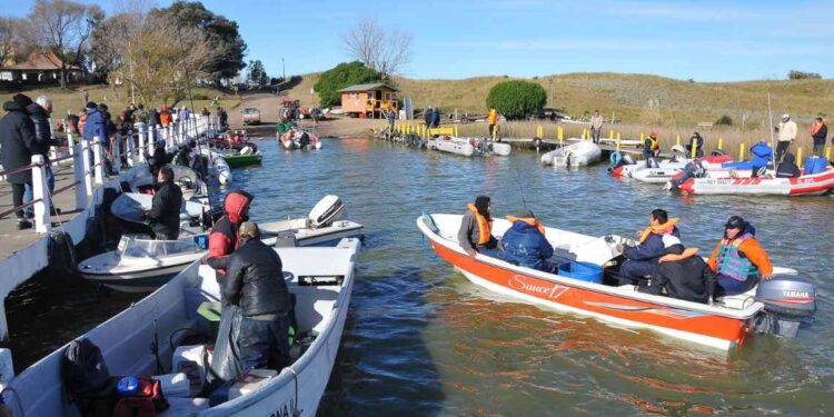 Concurso de pesca embarcada en Sauce Grande