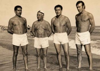 Corchito Sudgen con amigos en la playa de Monte Hermoso