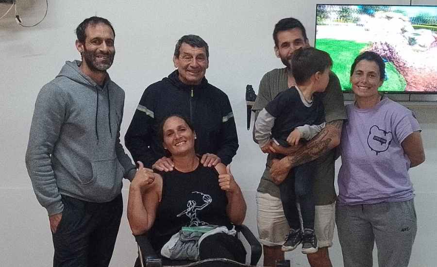 Mario Rachi con su esposa e hijos