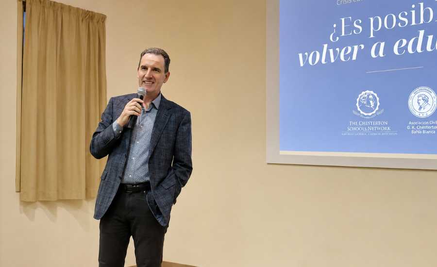 Nes Rotstein en Bahía Blanca durante la presentación de las escuelas Chesterton