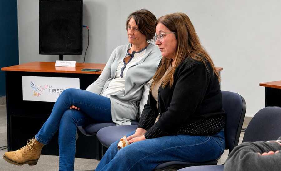 Sandy Puleston, secretaria de Gestión Ambiental,y Silvia Manzo, concejala de La Libertad Avanza Primera reunión del Comité de Crisis