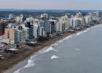 Vista aérea de la playa de Monte Hermoso en otoño