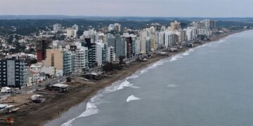 Vista aérea de la playa de Monte Hermoso en otoño