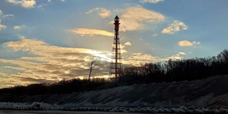 Clima en Monte Hermoso con imagen del Faro Recalada