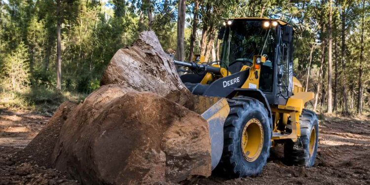 Avanzan las tareas para extender la senda peatonal entre el Bulevar y el Camino Sinuoso Este La intervención permitirá conectar el Bulevar de ingreso a la ciudad con un sector del patrimonio histórico local. Los frentistas ya fueron notificados y las máquinas iniciaron la limpieza del terreno.