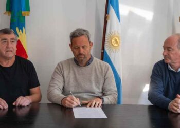 Firma del acuerdo por la obra de agua potable corriente para Sauce Grande