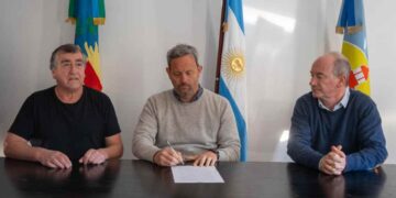 Firma del acuerdo por la obra de agua potable corriente para Sauce Grande