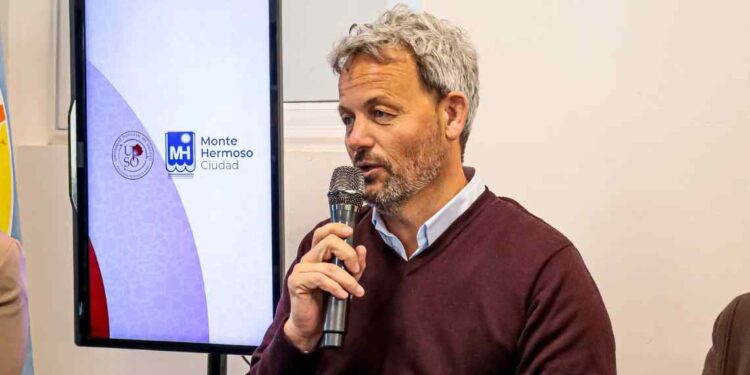 Arranz: «Todo lo que podamos hacer para que los jóvenes estudien en Monte Hermoso es un gran avance» El intendente destacó la importancia de ampliar la oferta educativa local en un contexto económico que dificulta el acceso a estudios fuera de la ciudad y se mostró dispuesto a analizar la posibilidad de impulsar, a futuro, un Instituto de Formación Docente.